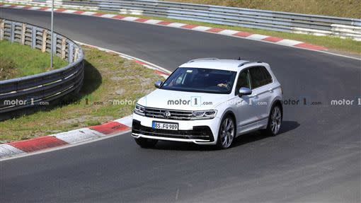 福斯會將開發中的新車送到紐柏林賽道測試，圖為Tiguan R。（圖／翻攝自motor1）