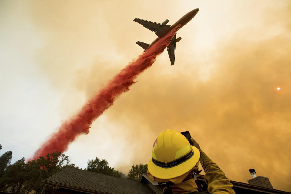 <p>Ein Flugzeug über Mariposa im US-Bundesstaat Kalifornien lässt Löschwasser auf einen Brand regnen. Die rote Farbe entsteht durch Phosphate, die dem Wasser wegen ihrer brandhemmenden Wirkung beigemengt werden. (Bild: :AP Photo/Noah Berger) </p>