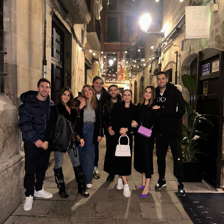 Lionel Messi y Antonela Roccuzzo se reencontraron con amigos en España, entre ellos Jordi Alba y Sergio Busquets, excompañeros del 10 en el FC Barcelona