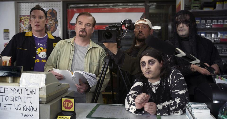 CLERKS III, from left: Jeff Anderson, Brian O'Halloran, Kevin Smith, Austin Zajur, Trevor Fehrman, 2022. © Lionsgate / Courtesy Everett Collection