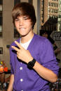 <p>Fue en 2009 cuando Justin Bieber irrumpió el mundo de la música con su característico peinado hacia delante y el color morado en la ropa. Era un chico de apenas 15 años que rompía corazones adolescentes, pero que parecía todavía un niño. Foto: Bryan Bedder / Getty Images. </p>