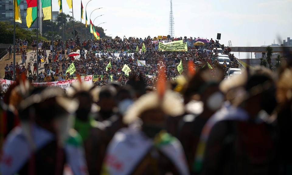 ***ARQUIVO***BRASÍLIA, DF, 25.08.2021 - Indígenas participantes do acampamento Luta Pela Vida protestam na praça dos Três Poderes, em Brasília. (Foto: Pedro Ladeira/Folhapress)