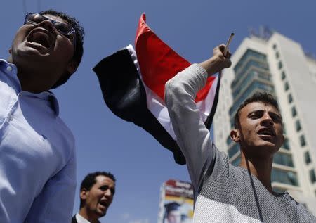 Protesters shout slogans as they demonstrate to demand for the rebels of the Shi'ite Houthi movement to leave Yemen's capital Sanaa, September 30, 2014. REUTERS/Khaled Abdullah