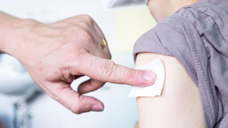 Die für den vollen Schutz nötigen Impfungen haben laut RKI knapp 54 Prozent der Bevölkerung erhalten.