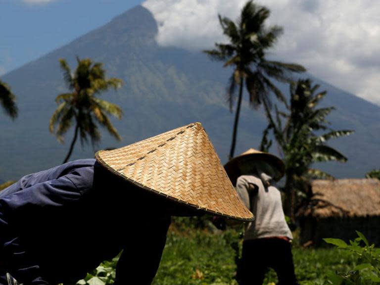 Bali volcano latest: Citizens warned to be ready to evacuate at moment's notice after Mount Agung eruption