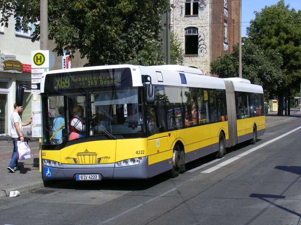 <p>Berlín es la decimoquinta ciudad del mundo donde es más caro utilizar el transporte público. La media del precio de sus abonos mensuales es de 78,1 euros. El billete sencillo en su red de metro, tren suburbano, autobús y tranvía cuesta 1,30. (Foto: Wikimedia Commons). </p>