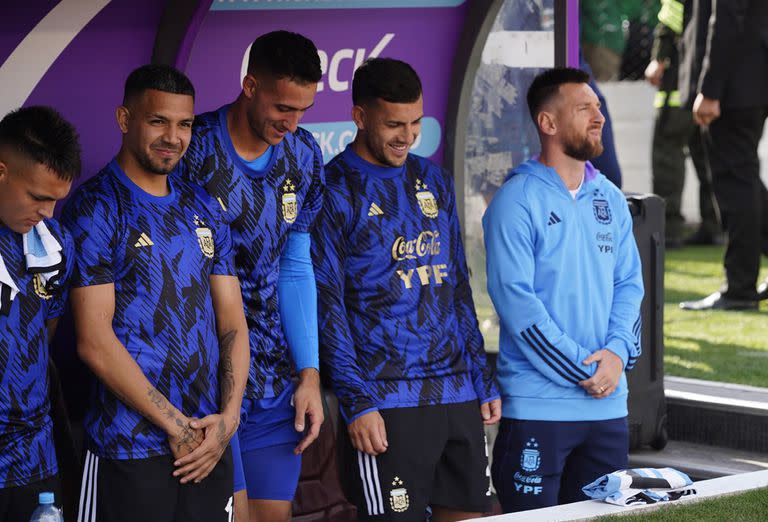 Sin la camiseta: Lionel Messi, con buzo argentino, en el banco de suplentes, aunque fuera de la planilla; el capitán ni siquiera fue considerado para el recambio por las molestias físicas