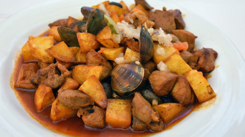 Carne de Porco à Alentejana on plate