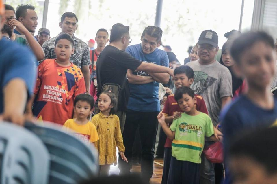 Perikatan Nasional’s Datuk Mohd Radzi Md Jidin seen having a walkabout and meeting residents in a community programme in Precinct 17, Putrajaya. — Picture by Sayuti Zainudin