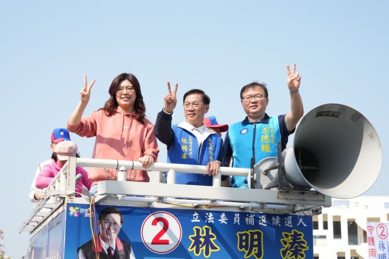 ▲立委鄭麗文、李德維陪國民黨立委補選候選人林明溱車掃拜票。（圖／國民黨南投縣黨部提供，2023.03.02）