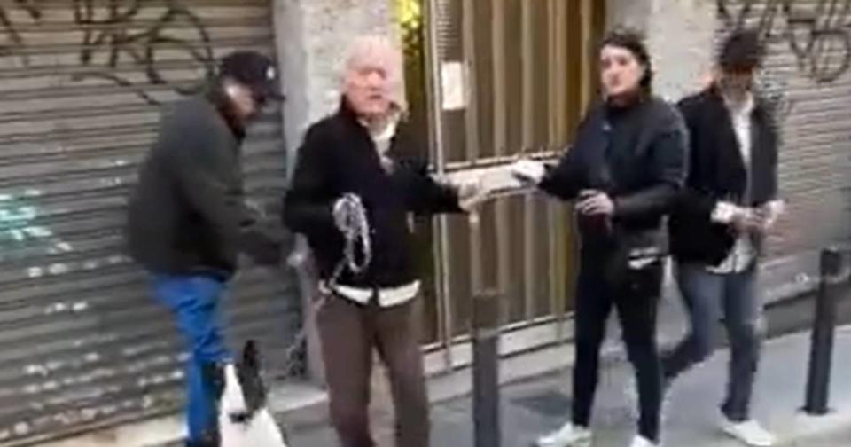 Ladrones usan la treta de ‘la paloma’ para robar a un anciano, pero alguien se dio cuenta, Foto: Captura de video X @Cuerpospolicia1
