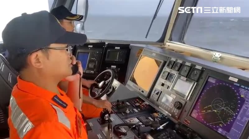 海巡署人員透過廣播驅離中國船隻。（圖／海巡署金馬澎分署提供）
