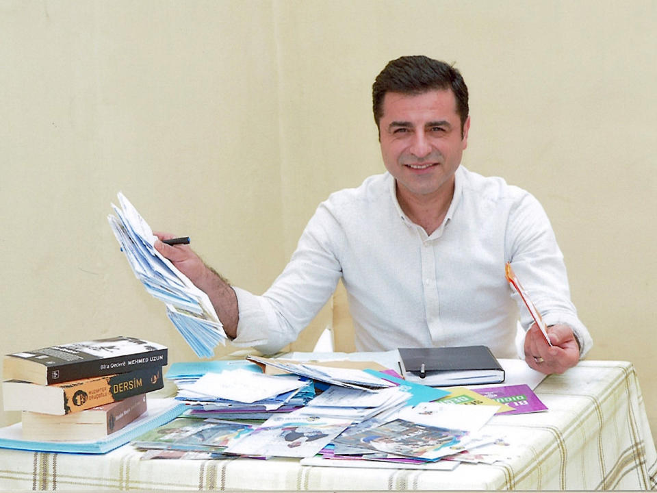 Demirtas betreibt Wahlkampf aus dem Gefängnis. (Bild-Copyright: HDP via AP)