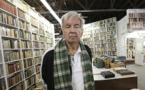 ARCHIVO – En esta fotografía del 30 de abril de 2014 el autor galardonado con el Pulitzer Larry McMurtry posa en su librería en Archer City, Texas. McMurtry autor de casi 50 libros y decenas de guiones falleció a los 84 años, informaron sus representantes el 26 de marzo de 2021. Ganó el Pulitzer en 1986 por “Lonesome Dove” . Varios de los libros de McMurtry se convirtieron en películas premiadas con el Oscar como “The Last Picture Show” y “Terms of Endearment”. McMurtry coescribió el guion de “Brokeback Mountain” por el que ganó el Oscar. (Foto AP/LM Otero, archivo)