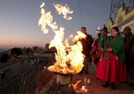 Estos rituales se vienen celebrando en Bolivia desde hace siglos en las comunidades indígenas, aunque con los años se han ido adaptando y en la actualidad se realizan también en las ciudades. Foto: Reuters