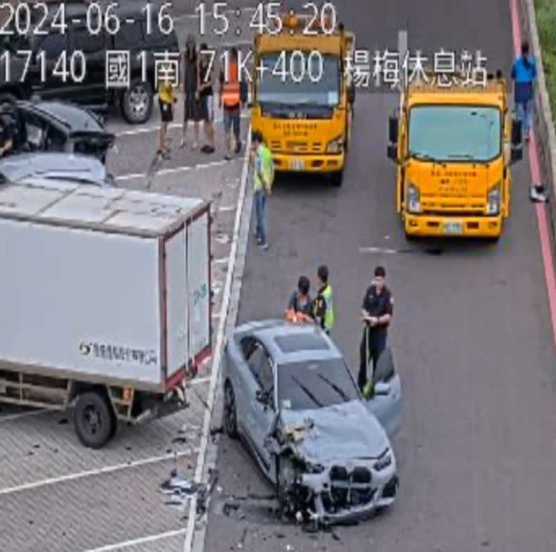 19歲謝姓男子駕駛BMW撞進楊梅休息站，又波及到7台車輛。（圖／翻攝畫面）