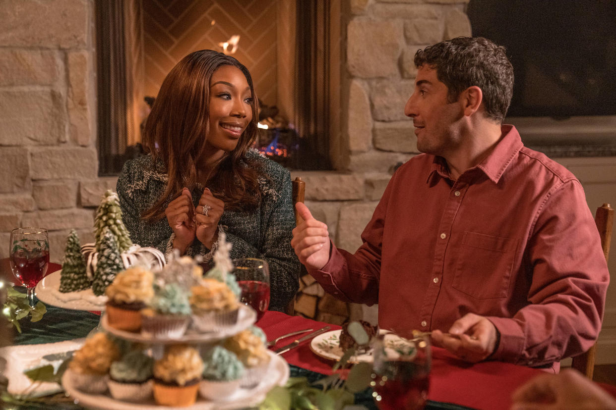 Brandy Norwood et Jason Biggs se donent la réplique dans « Bonjour l’esprit de Noël ! »