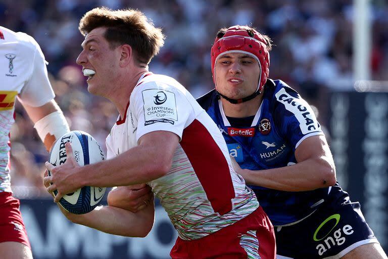 Will Porter, medio-scrum de Harlequins, es tackleado por Louis Bielle-Biarrey, tercera línea de Bordeaux; el equipo inglés avanzó a las semifinales de la Copa Europea de Campeones.