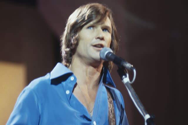 <p>Su Ingle/David Reffern/Redferns/Getty</p> Kris Kristofferson performs circa 1970.