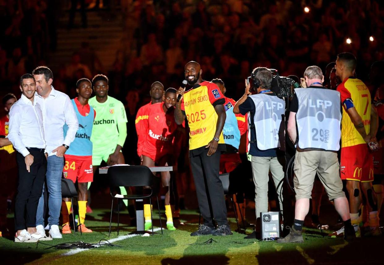 Lens's french midfielder Seko Fofana (C) is congratulated by teammates during a staging organized by the club following his contract extension until 2025  during the French L1 football match between RC Lens and FC Lorient at Stade Bollaert-Delelis in Lens, northern France on August 31, 2022. (Photo by FRANCOIS LO PRESTI / AFP)