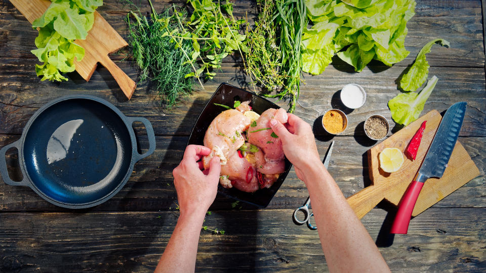 Muchas de las intoxicaciones alimentarias se pueden evitar al momento de prepararar los alimentos. ( Foto Getty Creative)