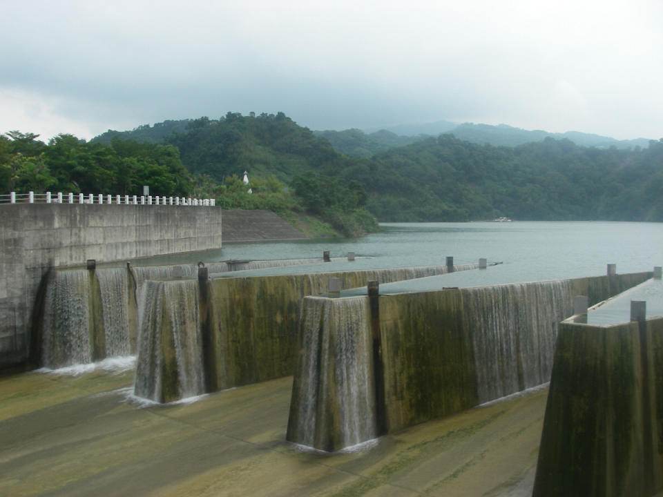 鯉魚潭水庫(Photo via Wikimedia, by Ckbubutp, License: CC BY-SA 3.0，圖片來源：https://commons.wikimedia.org/w/index.php?curid=27673421)