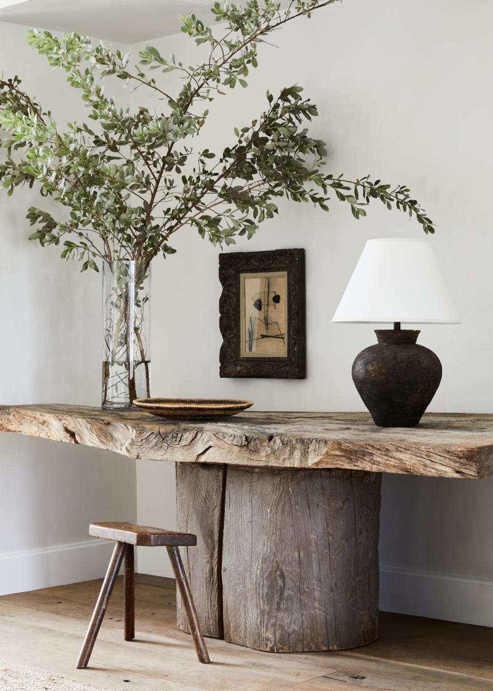 An entryway with a table lamp