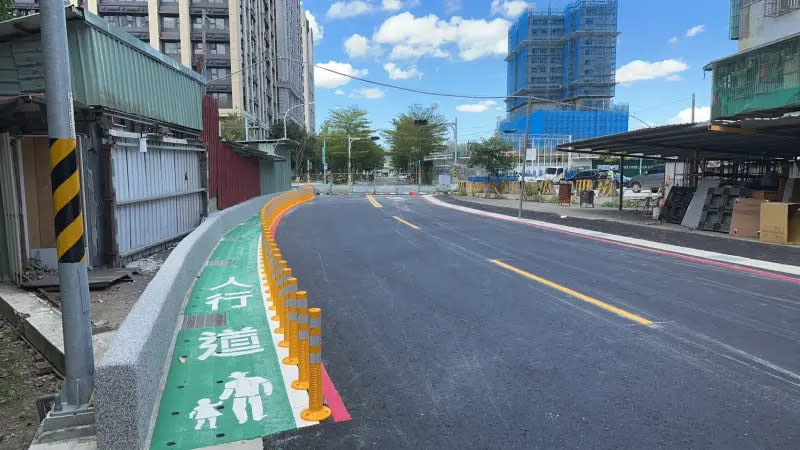 ▲板橋中正路379巷銜接藝文二街道路開通，增設標線型人行道，使行人動線更安全。（圖 ／板橋區公所提供）