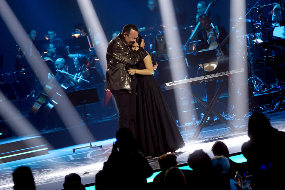 Pepe Aguilar y Ángela Aguilar en los Latin Grammy de 2024 (Aldara Zarraoa/Getty Images)