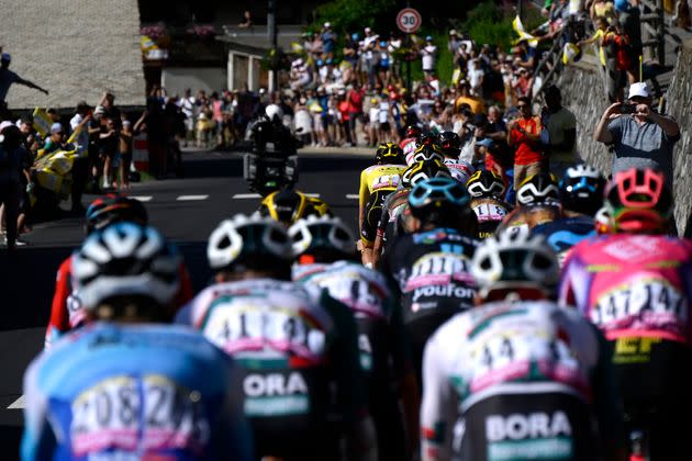 Après une série de tests de dépistage du Covid menée sur l'intégralité des coureurs du Tour de France, l'UCI a annoncé ce lundi 11 juillet qu'aucun cas positif n'était à déplorer (photo prise lors de la 9e étape, entre Aigle et Châtel). (Photo: Stephane Mantey / Pool / Getty Images)