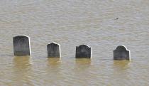 <p>Varias lápidas se asoman en la superficie tras una inundación en el cementerio Marysville en Marysville, California, el sábado 11 de febrero de 2017. La inundación del cementerio provino del río Feather. Las lluvias de varios días causaron el desbordamiento de ríos y obligaron a que se utilizara por primera vez un aliviadero de emergencia en la presa de Oroville. (AP Foto/Rich Pedroncelli) </p>