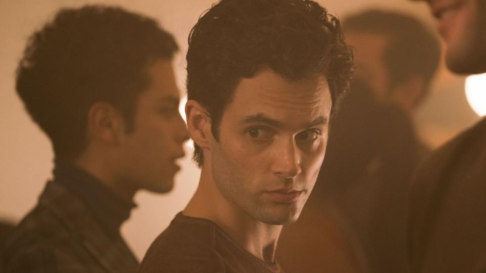 Auf den ersten Blick wirkt der Buchhändler Joe (Penn Badgley) wie ein netter Zeitgenosse. Doch als er sich in die junge Autorin Beck (Elizabeth Lail) verguckt, wird aus der Schwärmerei schnell eine Obsession, die ihn vor nichts mehr zurückschrecken lässt. Die Stalker-Thrillerserie "You - Du wirst mich lieben" avancierte nach ihrem Start 2018 zu einer der beliebtesten Netflix-Produktionen. (Bild: Netflix)