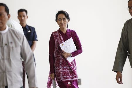 Myanmar pro-democracy leader Aung San Suu Kyi arrives to attend Myanmar's top six-party talks at the Presidential palace in Naypyitaw April 10, 2015. REUTERS/Soe Zeya Tun