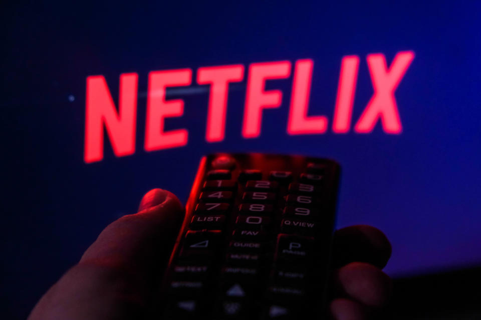 Netflix ir&#xe1; testar o pagamento de uma taxa adicional para incluir membros de fora da casa na conta (akub Porzycki/NurPhoto via Getty Images)