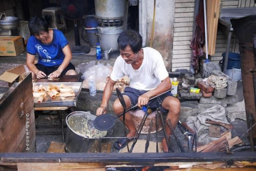 【金門離島食記】金門柴燒火烤古早味蛋捲 閩南式燒餅創始店 莒光路 邱良功母節孝坊│金城鎮：傳統古法六十年傳承市場老味道～平價古早味鐵板手工蛋捲薄脆生香～還有地道香酥燒餅也不要錯過！