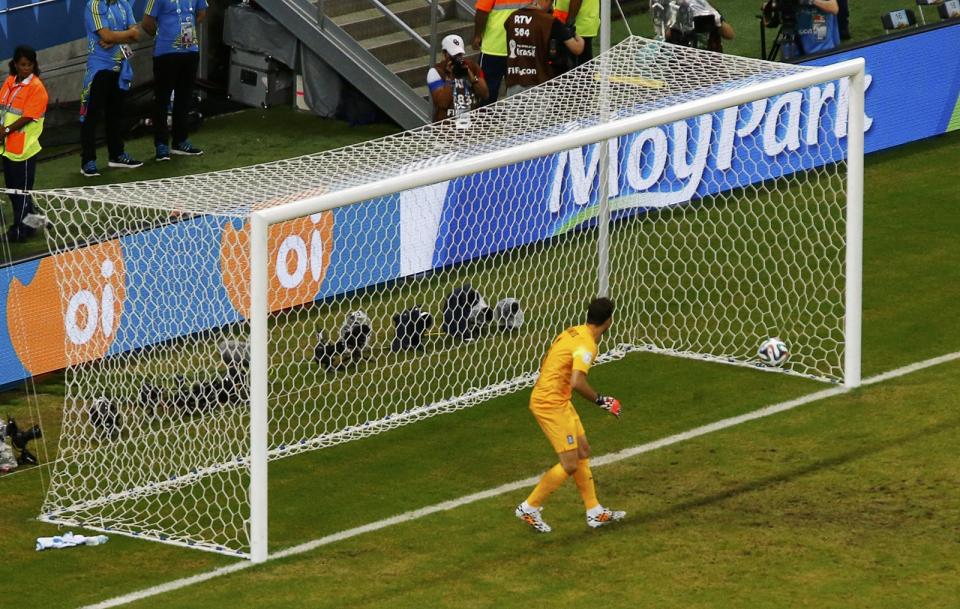 Greece's Orestis Karnezis watches as Costa Rica's Bryan Ruiz (unseen) scores during their 2014 World Cup round of 16 game at the Pernambuco arena in Recife June 29, 2014. REUTERS/Ruben Sprich