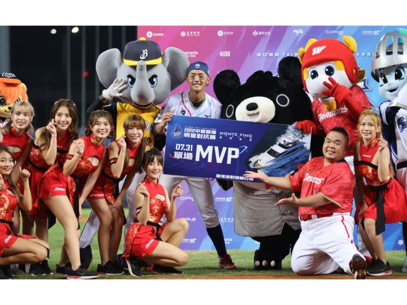 ▲7/31的MVP則是轟出逆轉砲的拿莫．伊漾，台灣精品企業嘉信遊艇股份有限公司贊助「遊艇派對行程」犒賞球員。
