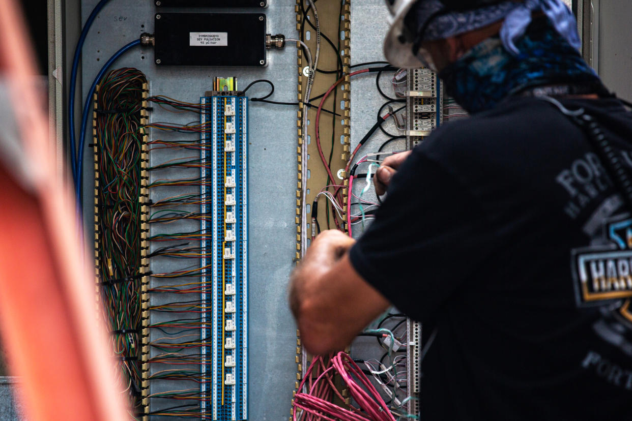 An employee of Vistra Corp.’s Midlothian Power Plant in Midlothian, Texas, adjusts the wiring of a power unit on Oct. 15, 2021. Energy providers like Vistra are preparing their plants for extreme weather conditions following the February winter storm Uri, which disrupted the Texas electric grid and led to the deaths of more than 200 people. (Shelby Tauber / The Texas Tribune)
