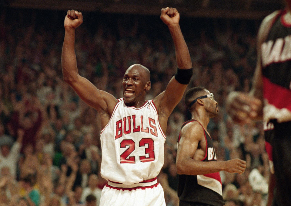 ARCHIVO - En esta foto del 14 de junio de 1992, Michael Jordan celebra la victoria de sus Bulls de Chicago ante los Trail Blazers de Portland en la serie final de la NBA. El 16 de abril del 2020 Jordan aseguró que entrevista con Good Morning America que ese último año del título con los Bulls fue un año difícil pues sabían desde antes de iniciar la temporada que sería  el último. El domingo se estrena la serie documental "The Last Dance" sobre ese año. (AP Foto/John Swart, archivo)