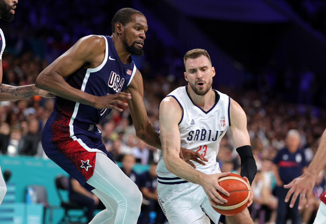  Marko Guduric de Serbia y Kevin Durant  (Photo by Christina Pahnke - sampics/Getty Images)