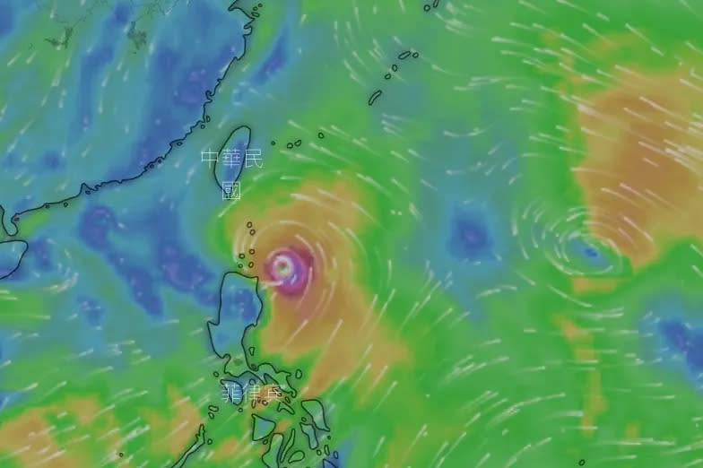 ▲「蘇拉颱風」持續逼近台灣，缺乏導引氣流的它目前正緩速往西北前進，氣象局預估在今日下午至傍晚發布「陸上警報」。（圖／翻攝NCDR）