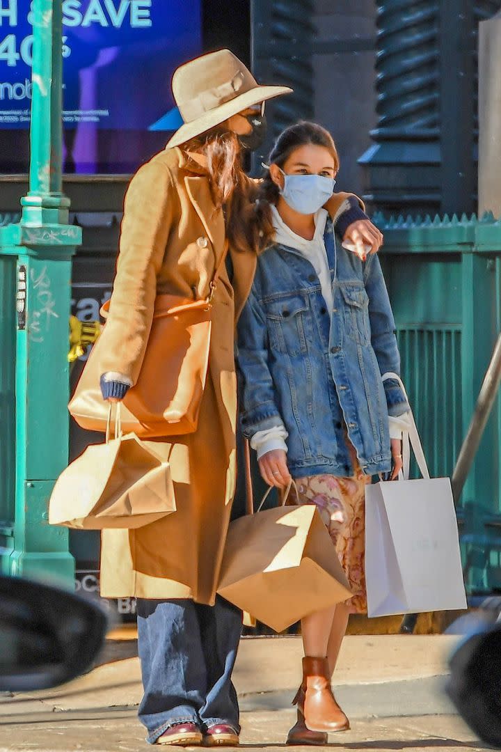 Suri Cruise, de 14 años, junto a su mamá, paseando por las calles de Nueva York luego de la pandemia