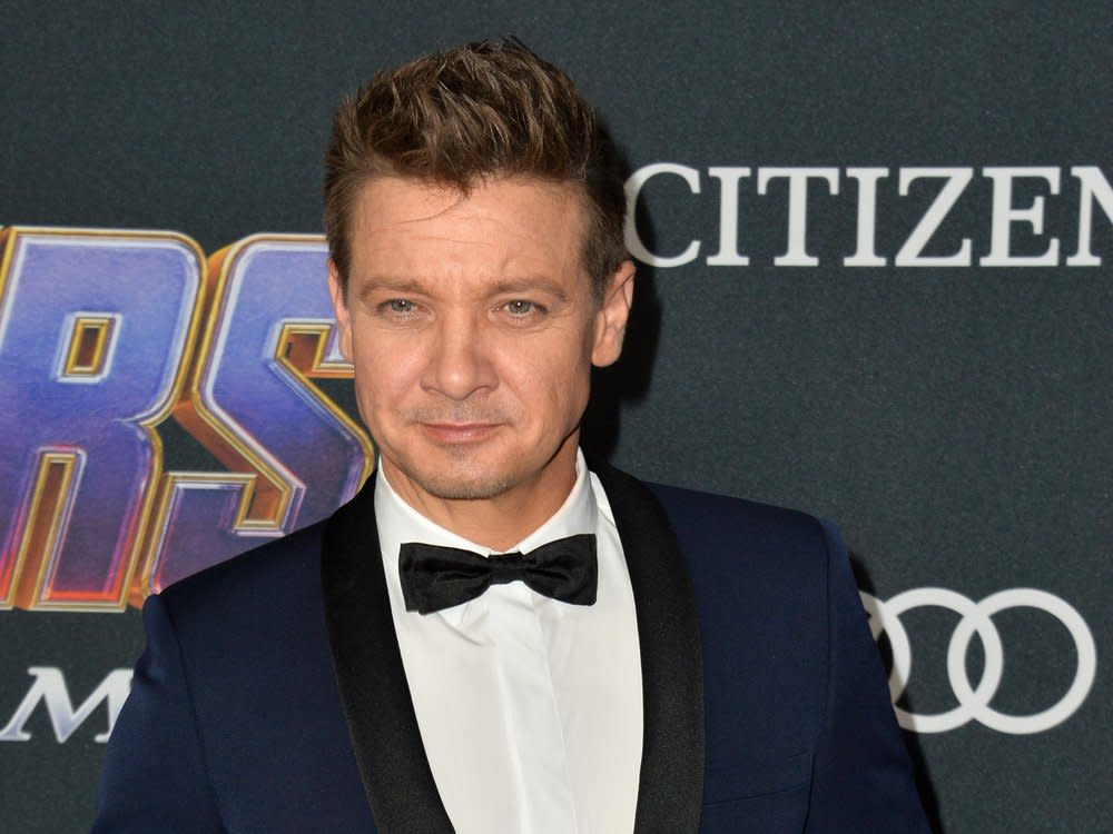 Jeremy Renner muss derzeit im Krankenhaus behandelt werden. (Bild: Featureflash Photo Agency/Shutterstock.com)