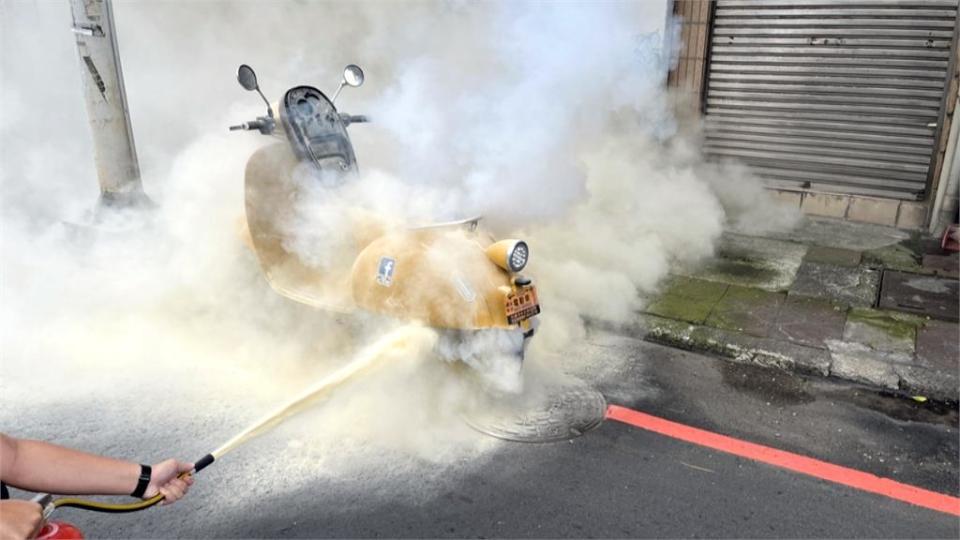 鋰電池自燃？　　微型電機車突竄濃煙嚇壞整條街