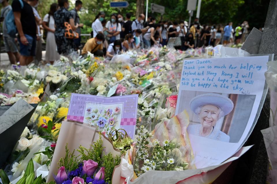 【多圖】英領館外現人龍悼英女王離世 市民撰親筆信攜哥基犬弔唁