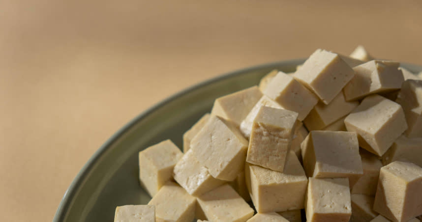 不少人認為不能同時吃豆腐和菠菜，營養師提到這種組合反而降低腎結石風險。（圖／pexels）