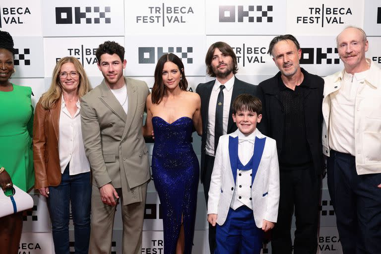 Dee Beasnael, Elisabeth Shue, Nick Jonas, Brittany Snow, Mason Cufari, el director Robert Schwartzman, David Arquette y Matt Walsh posan en grupo para los flashes antes de la presentación de The Good Half