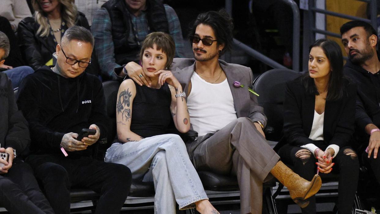 celebrities at the los angeles lakers game