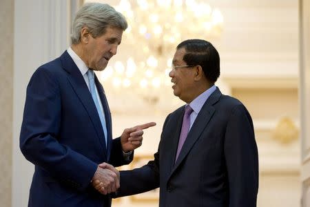 U.S. Secretary of State John Kerry shakes hands with Cambodian Prime Minister Hun Sen at the Peace Palace in Phnom Penh, Cambodia January 26, 2016. REUTERS/Jacquelyn Martin/Pool