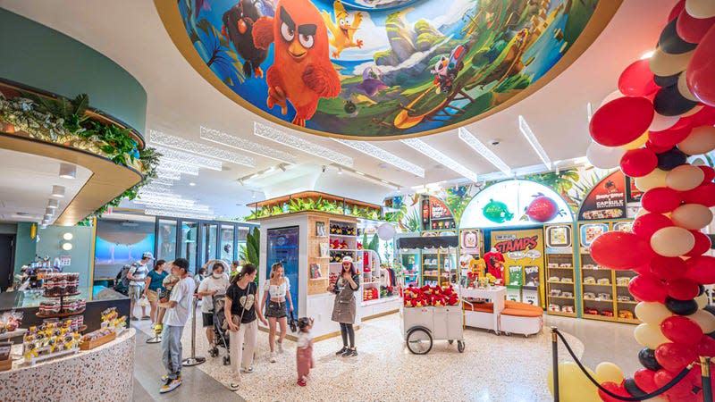 “iSwii by Angry Birds Retail Cafe is adorned with modern décor and features a collection of Instagrammable NYC-themed statue installations outside the entrance, an eye-catching bright mural ceiling with Angry Birds graphics, a vibrant terrazzo counter, and flooring resembling dessert sprinkles.”
